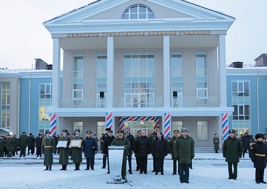 Торжественное вручение знамени Пермскому суворовскому военному училищу